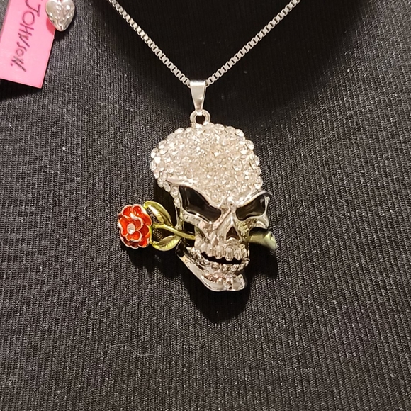 NWT CRYSTAL SKULL NECKLACE BY BETSEY JOHNSON - Picture 2 of 7